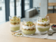 Drei Schichtdesserts mit Pistazien im Glas
